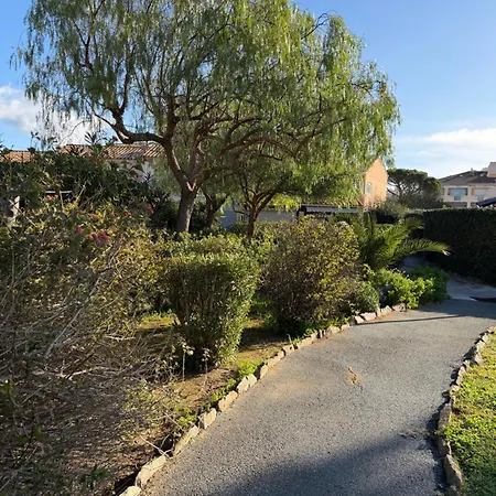 Mazet Avec Piscine Collective Nyaraló *