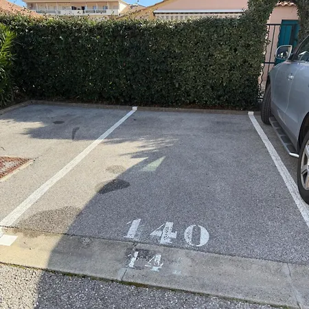 Mazet Avec Piscine Collective Nyaraló