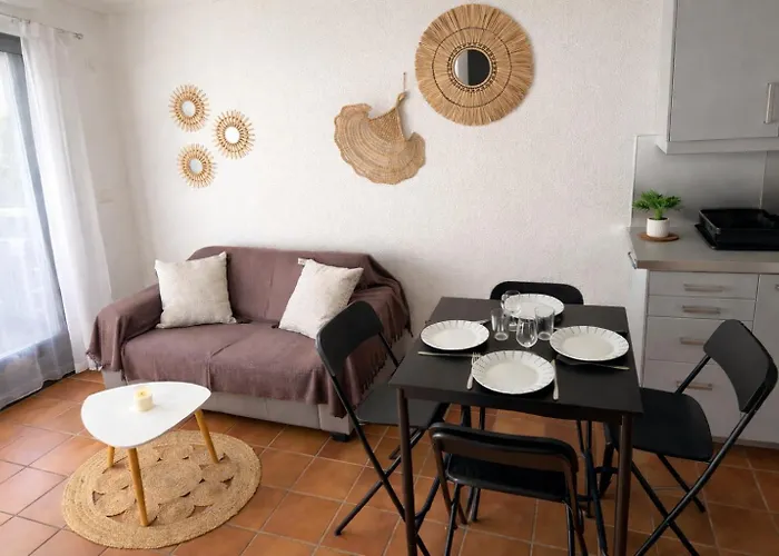 Mazet Avec Piscine Collective Nyaraló *