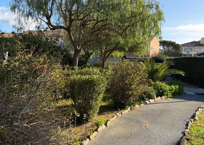 Mazet Avec Piscine Collective Nyaraló *