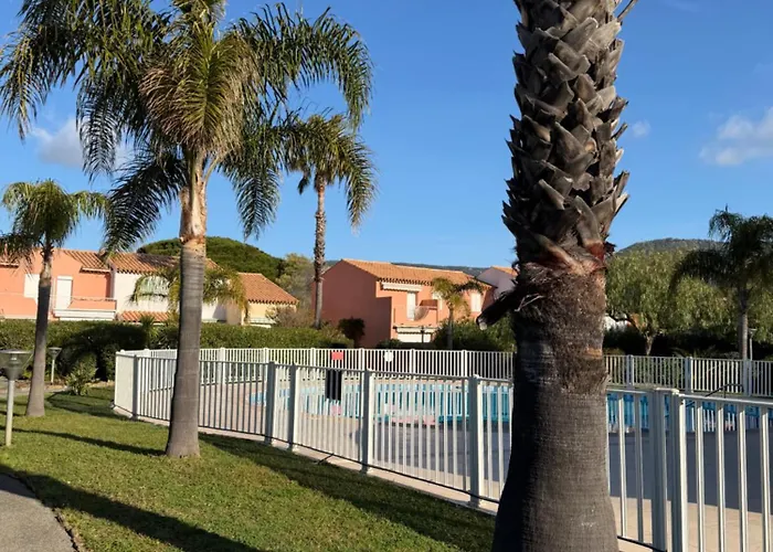 Mazet Avec Piscine Collective Nyaraló *